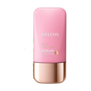Serum Booster Iluminador Weleda (Booster Drops) 30 ml. Este serum concentrado en gotas aporta un efecto luminoso inmediato gracias a pigmentos reflectores, extracto de regaliz y ingredientes antioxidantes como vitamina C, vitamina E y arándano rojo fermentado. Su textura ligera se absorbe al instante, dejando la piel más radiante, uniforme y con un brillo natural. La fórmula también ayuda a atenuar la apariencia de manchas pigmentarias y unificar el tono del rostro. Certificaciones: “Vegan”. Su fórmula es 100 % natural.